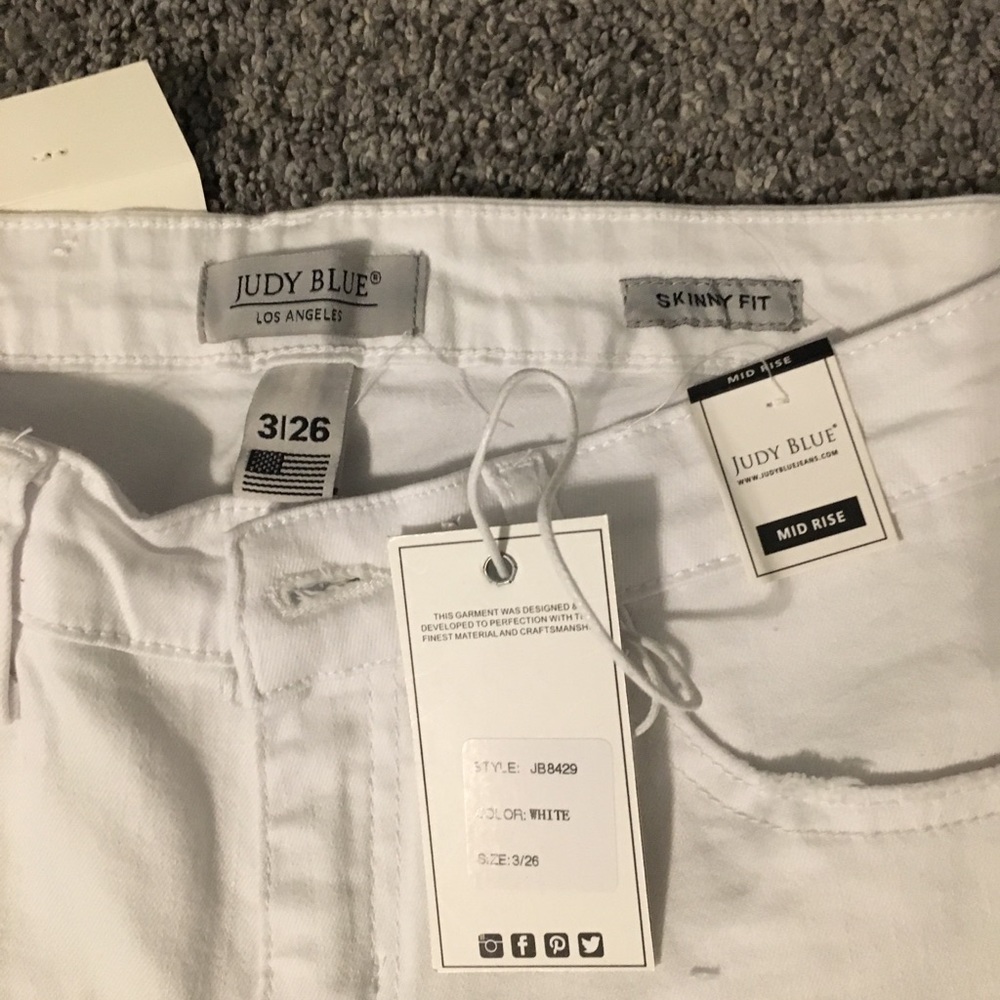 Judy Blue distressed white Jeans